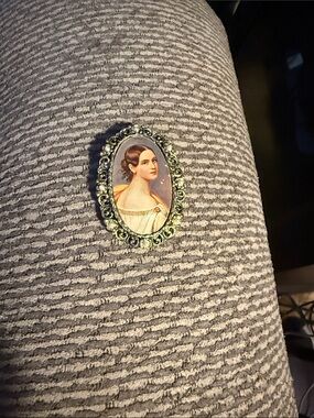 Vintage Portrait Cameo Brooch - Gold-Tone Oval